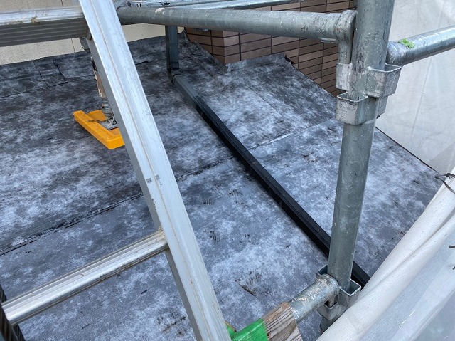 下屋根に防水紙を張ったところ